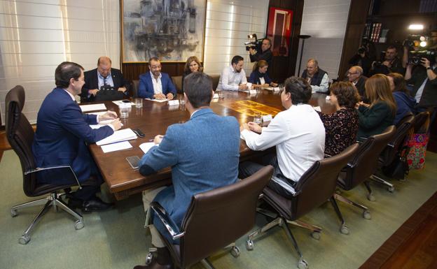 Sindicatos y Junta rebajan tensión con las 35 horas a la espera de una propuesta de Mañueco para su aplicación