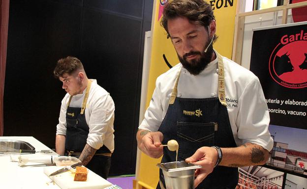 Javier G. Peña exhibe su destreza en los fogones de la Feria de los Productos de León