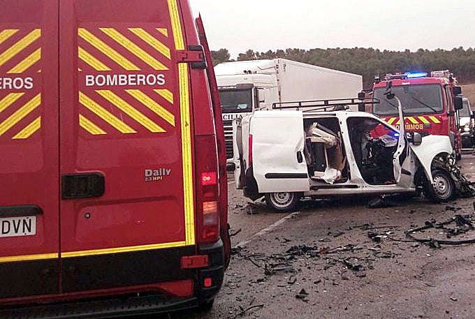 Un fallecido en una colisión entre un camión y una furgoneta en la N-601 en Medina de Rioseco