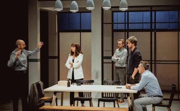 El actor de origen berciano Miguel Rellán deja sus huellas en la 'acera del teatro'