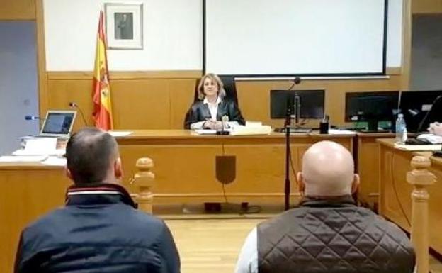 La Audiencia de León absuelve a los guardias civiles acusados de obligar a clientes de un bar a meterse balas en la boca y cantar el Cara al Sol
