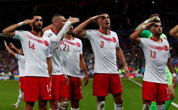 La UEFA abrirá expediente a futbolistas turcos por hacer el saludo militar