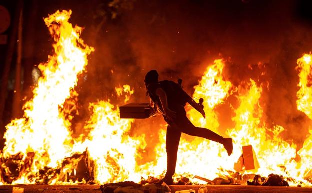 Más de 5.000 encapuchados participaron en la noche más violenta del independentismo catalán