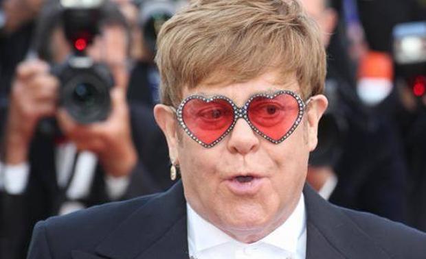 Elton John arremete contra Michael Jackson