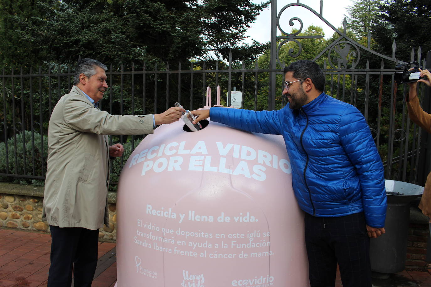 León suma cuatro contenedores rosas para conciencias sobre el cáncer de mama