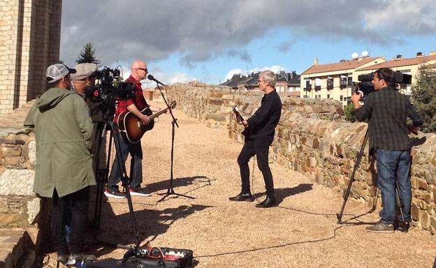 Ariel Rot se rodea de artistas en el rodaje de un programa en Botines y en el Palacio de Gaudí en Astorga