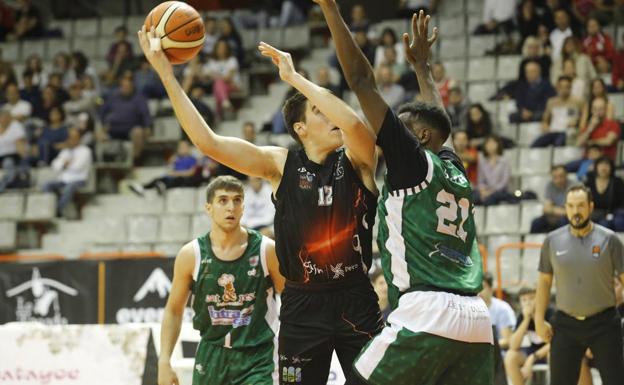 El Ciudad de Ponferrada se agarra al Lydia Valentín para sumar su primer triunfo