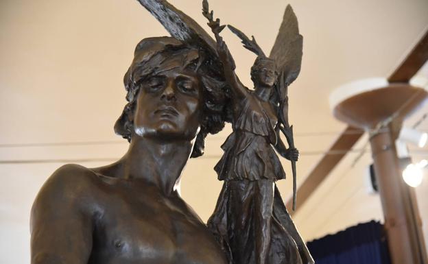 La escultura monumental 'Paris' del escultor Agustín Querol se instala en Casa Botines