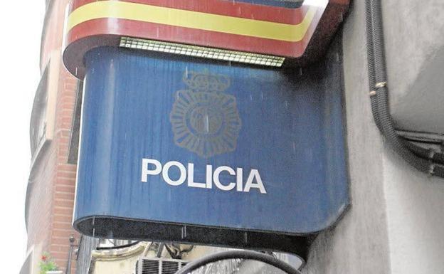 Obliga a su exmujer a subir al coche en la calle, se la lleva a casa y abusa de ella