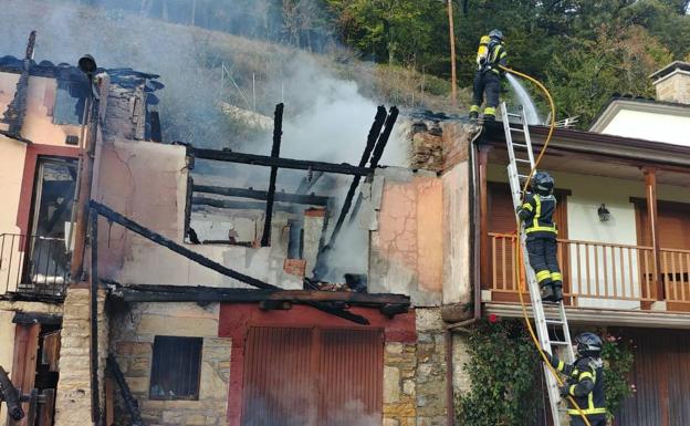 Los bomberos de Ponferrada sofocan un fuego que destruyó una vivienda en Herrerías de Valcarce