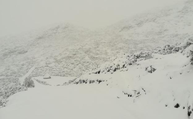 El otoño deja sus primeras nieves en León y temperaturas invernales