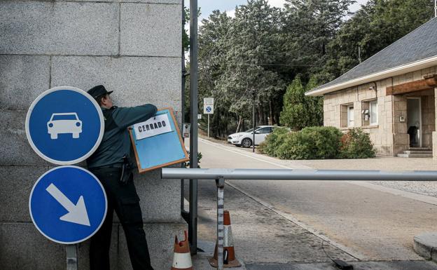 La maquinaria para exhumar los restos mortales de Franco entra en el Valle de los Caídos