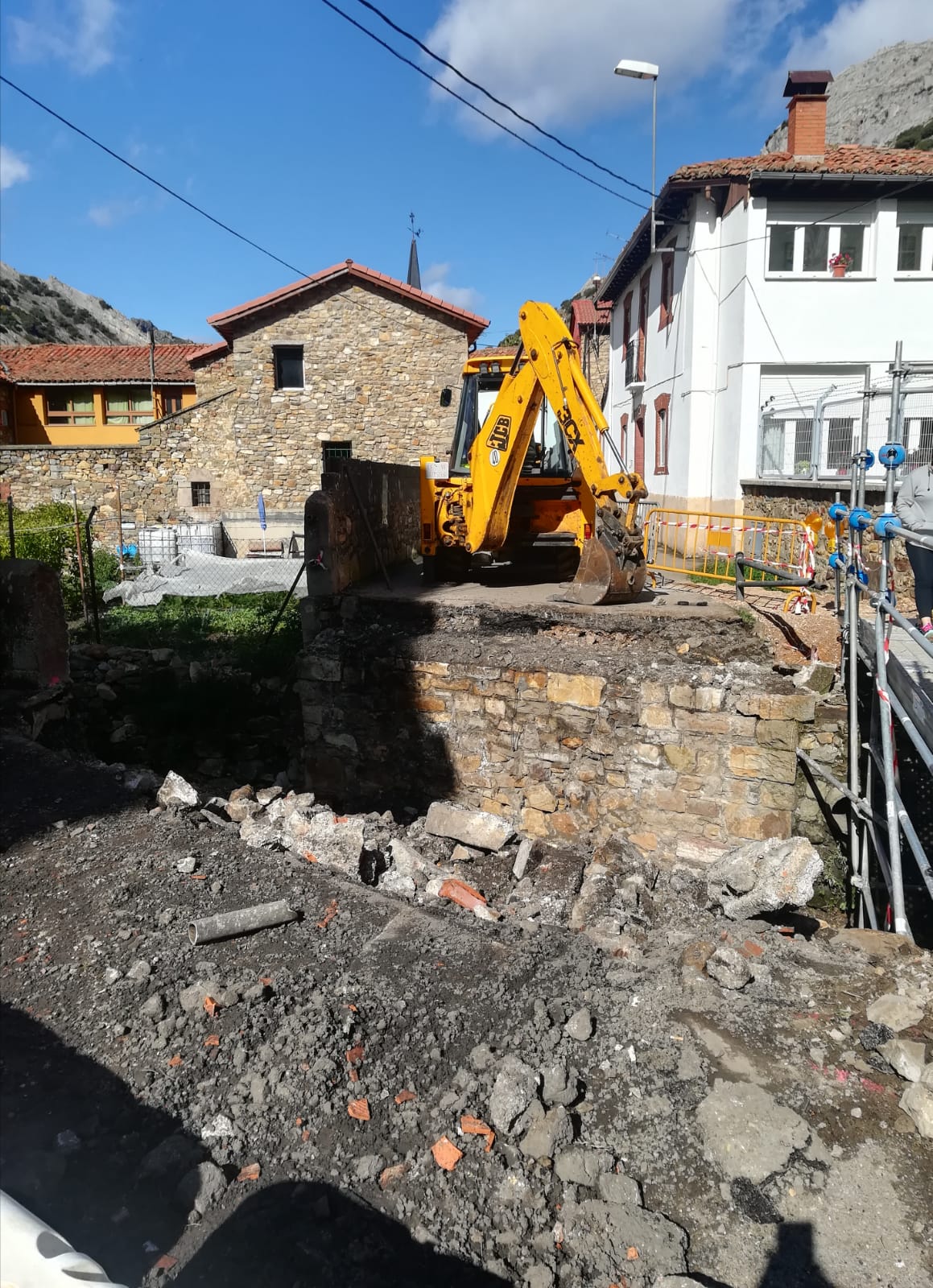 Ciñera renueva por completo su puente sobre el arroyo del Faedo