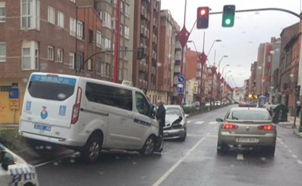 Dos heridos en el choque de dos turismos y un taxi en la avenida Párroco Pablo Diez de San Andrés