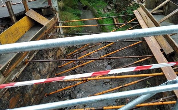 Ciñera 'derrumba' el puente sobre el arroyo del Faedo para construir uno nuevo por 7.500 euros