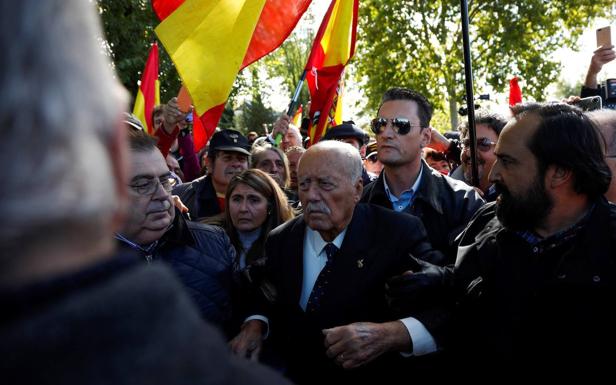 Un entierro sin honores militares pero con águilas y el 'Cara al sol'