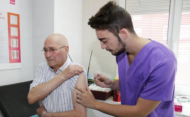 Sanidad aconseja pedir cita previa y escalonada para vacunarse de la gripe en la comunidad