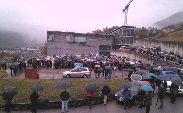 La indignación vence a la lluvia en Villablino, que exige a Sanidad revertir el cierre de Dermatología