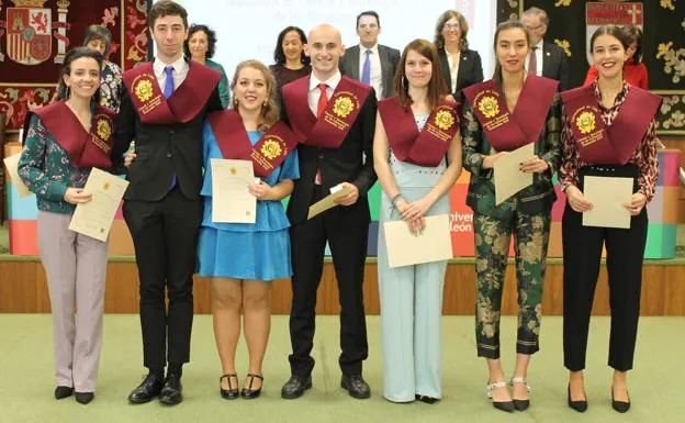 La ULE entrega las becas e insignias a los nuevos graduados de la Facultad de Veterinaria
