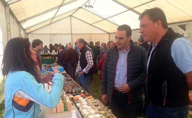 El PP de León visita al sector ganadero y agroalimentario en la Feria de Oseja de Sajambre