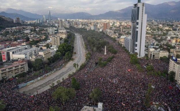 El clamor de más de un millón de chilenos contra la desigualdad impresiona a Piñera