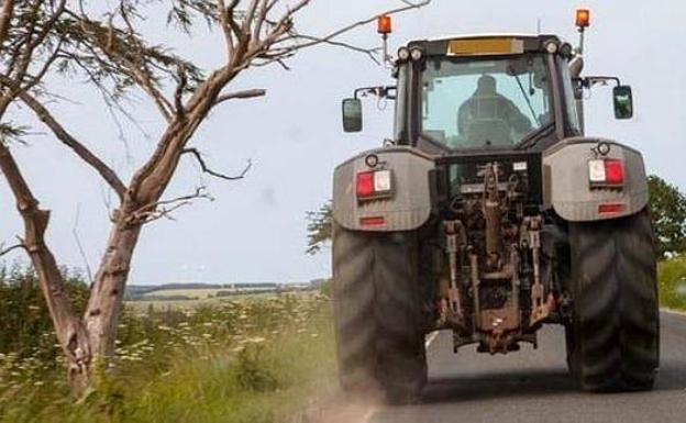 Herido un varón de 57 años mientras manipula un tractor en una nave agrícola de Sorriba del Esla
