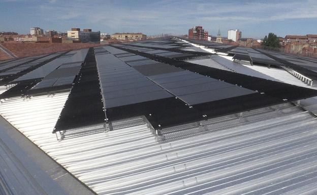 El Ayuntamiento pierde 110.000 euros al olvidar conectar durante 20 meses las placas fotovoltaicas del Palacio de Exposiciones