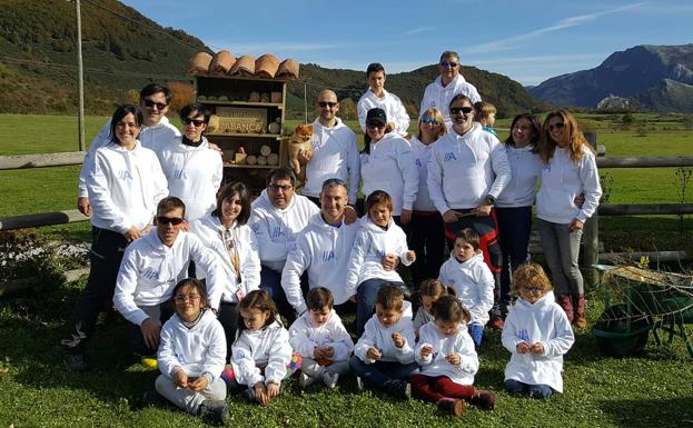 Voluntarios de Abanca construyen un hotel para polinizadores en el entorno de los Picos de Europa