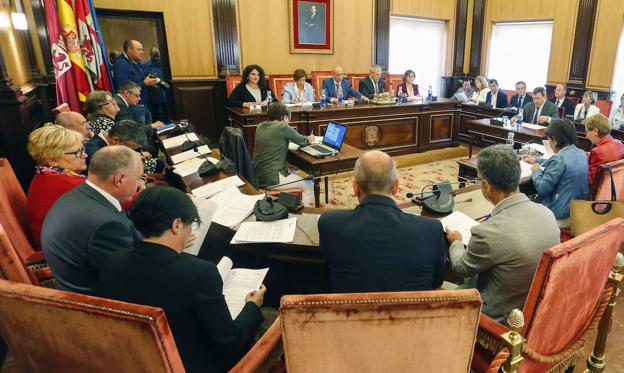 Podemos León denuncia que el Ayuntamiento de León ha dejado de publicar los vídeos de los plenos municipales