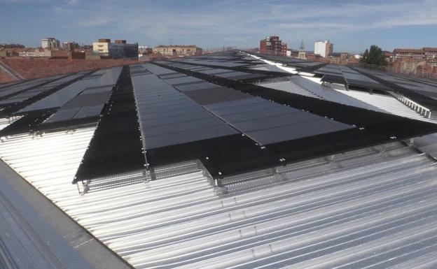 León contrata la venta de energía de las placas fotovoltaicas del Palacio de Exposiciones tras perder 90.000 euros en ingresos por un olvido de 20 meses