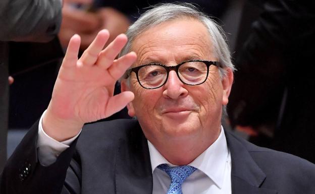 Crecen los problemas de Von der Leyen para relevar a Juncker al frente de la Comisión
