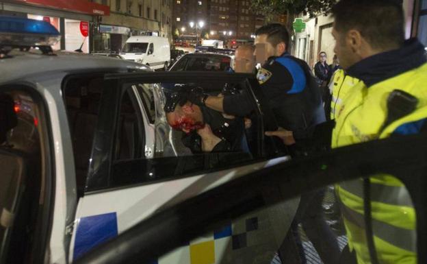 Gran despliegue policial para reducir a un hombre que rompió con la cabeza el cristal de un bar de Oviedo