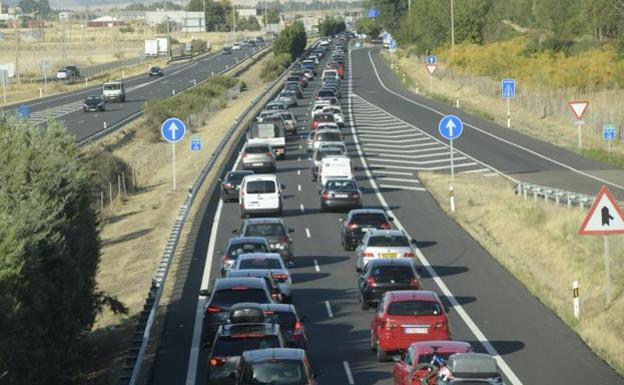 Las carreteras de Castilla y León suman más de 48 kilómetros de retenciones en el regreso del puente de Todos los Santos