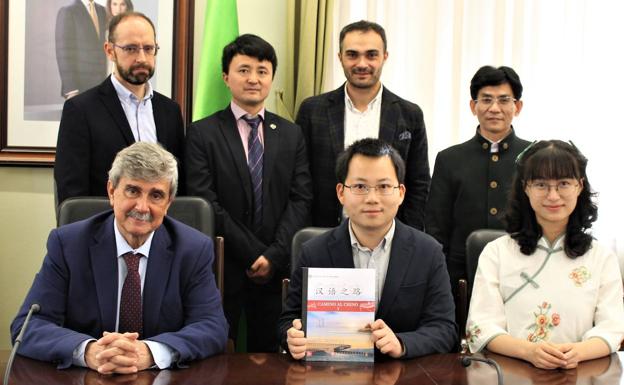 El Instituto Confucio de la ULE publica el libro de enseñanza 'Camino al chino'