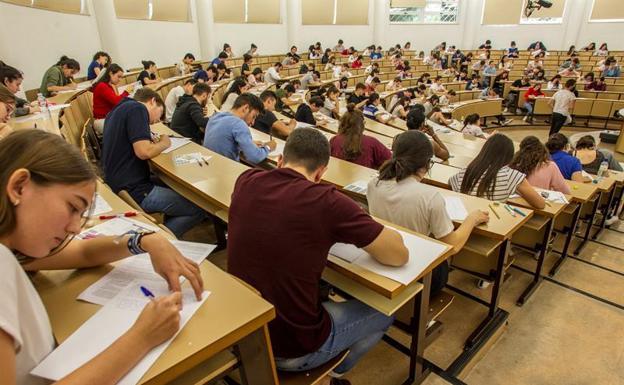 Educación destinará dos millones de euros a becas del curso 2019-2020 para nuevos estudiantes de grado y máster oficial