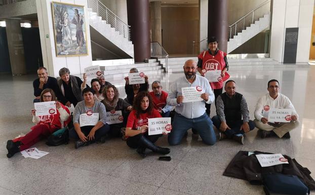 Delegados de UGT inician un 'encierro' en la delegación de la Junta por el «ninguneo» de las 35 horas