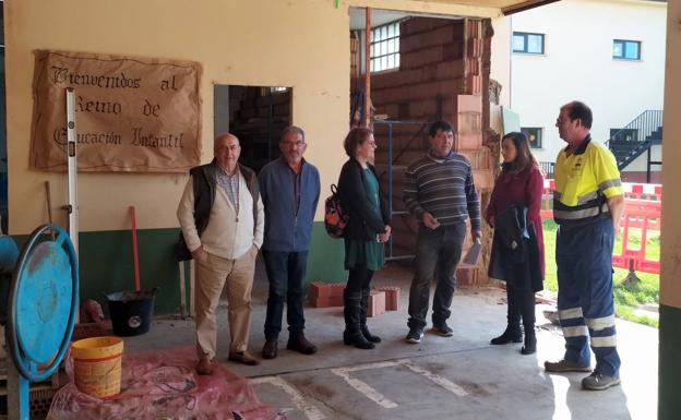 Santa María del Páramo visita las obras de reparación del colegio Benito León