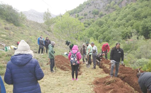 Fomento exige a la ARMH de León el pago de unas tasas por buscar restos en dos fosas, amparándose en un decreto franquista