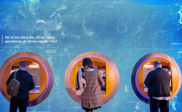 La retirada de efectivo en los cajeros cae por primera vez en seis años