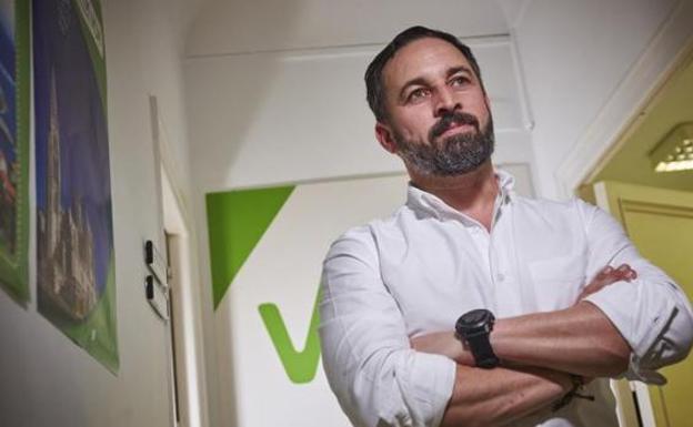 Santiago Abascal, el político favorito por los infieles españoles para tener una aventura