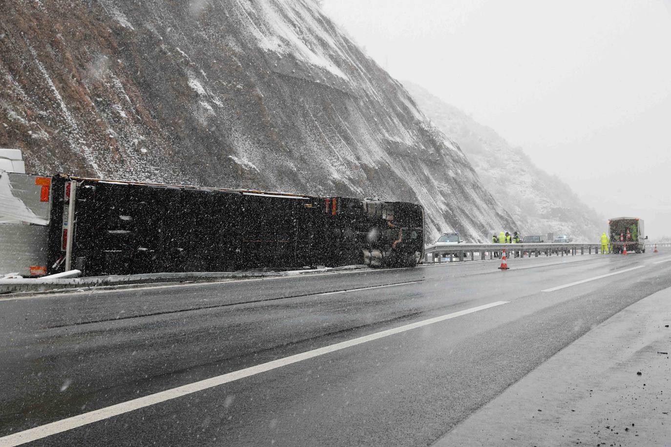 Reabre la autopista del Huerna tras el accidente mortal de un camionero que ha provocado una nube tóxica en la zona