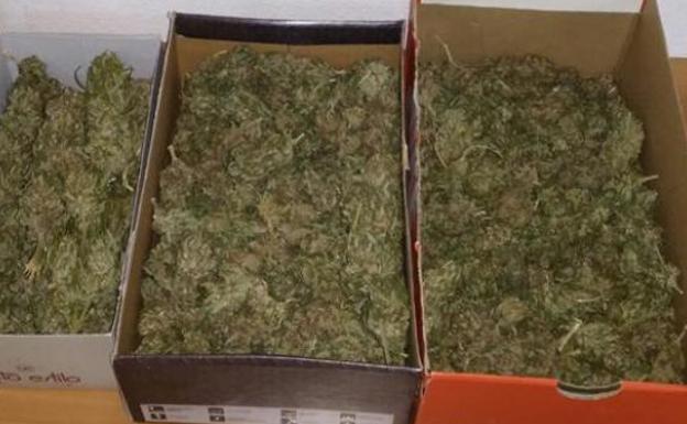 Cuatro años de cárcel tras ser cazado con cinco kilos de cannabis en papel de regalo