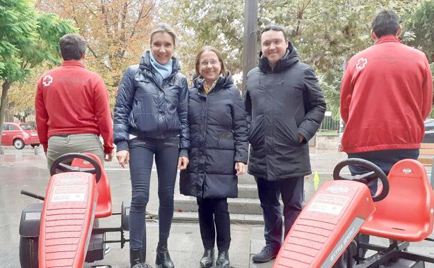 Inmobiliaria Ana Díaz dona dos minicoches a Cruz Roja Española en León