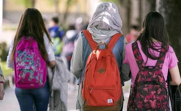 Prohíben a una niña musulmana jugar con manga larga