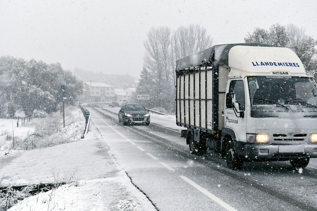 La nieve obliga a cortar el Huerna y Pajares a camiones
