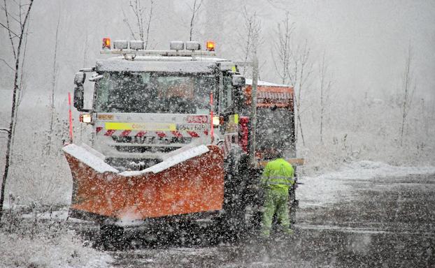 Una intensa nevada corta un tramo de 30 kilómetros de la A-6 en León