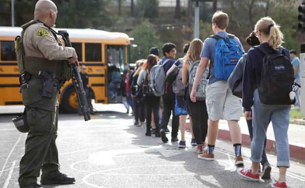 Dos muertos en un ataque a una escuela de California