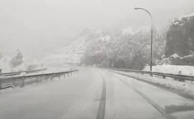 Una copiosa nevada deja una imagen impresionante en el Huerna