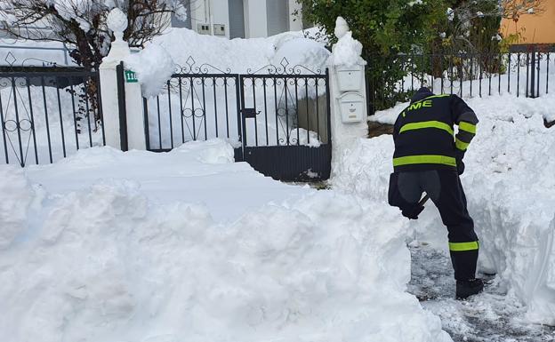 La UME restablece la viabilidad y los servicios esenciales en la comarca de Laciana tras la nevada de los últimos días