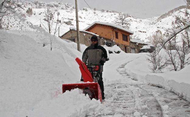 Más de 100 llamadas solicitando ayuda por la nieve al 112 desde este viernes